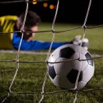 Goleiro ver a bola entrar no gol
